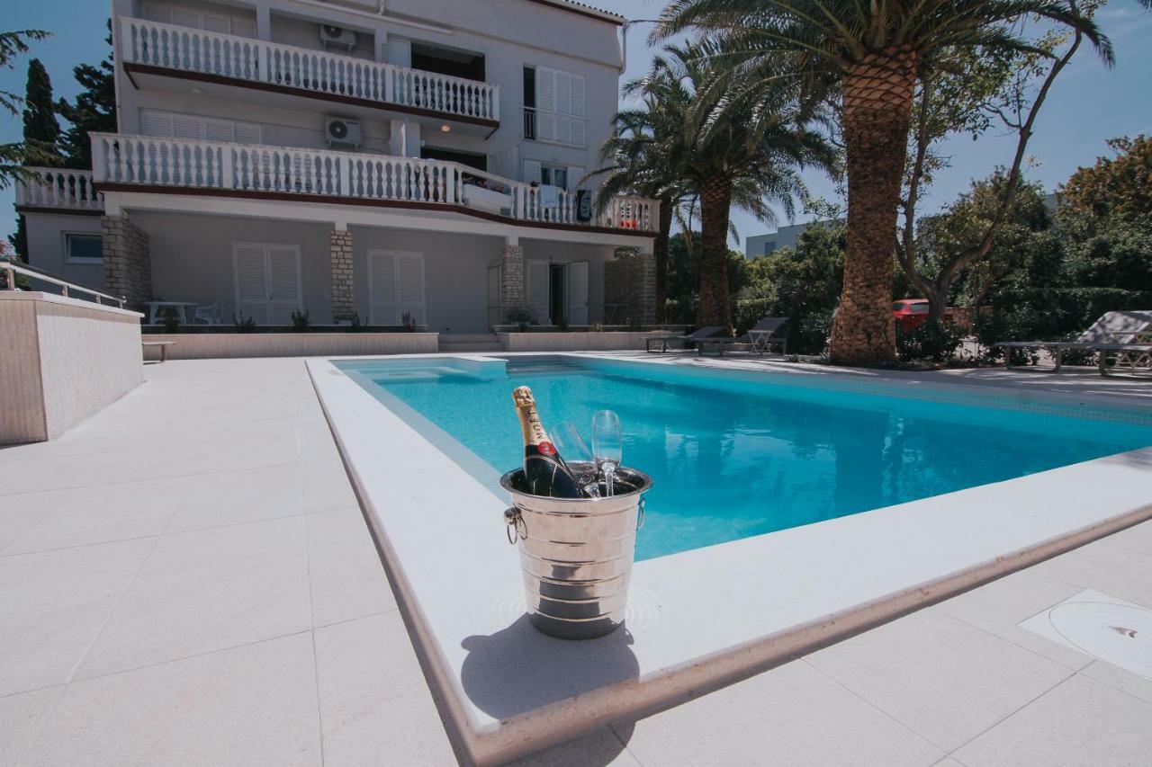 Pool Apartments Galeb Novalja Eksteriør billede